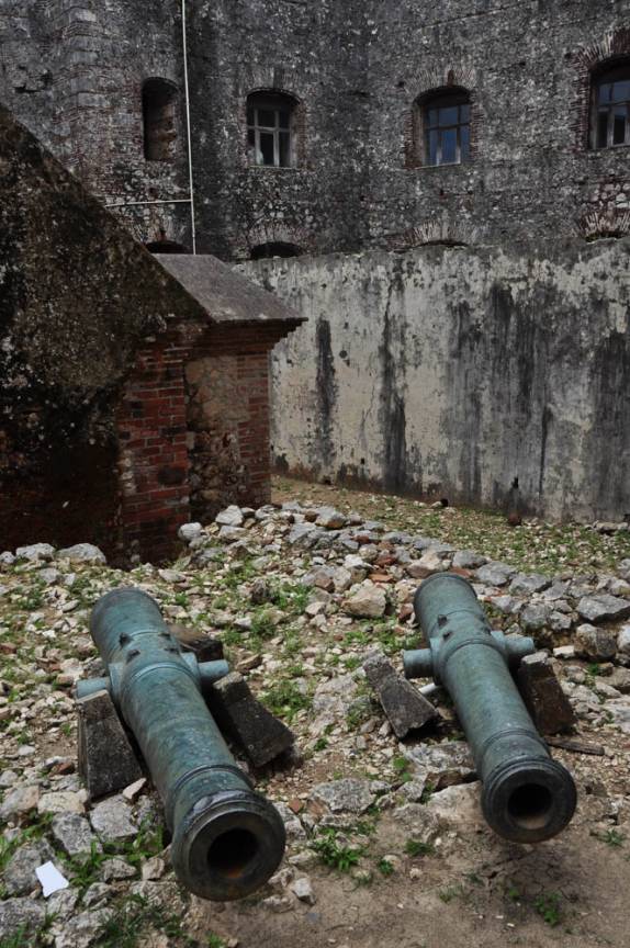 Canhões de bronze, capturados dos ingleses, foram levados para a Citadelle, no norte do Haiti